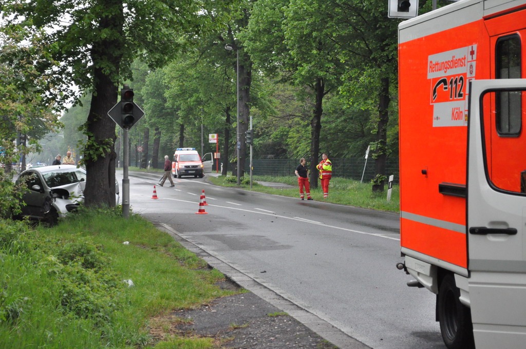 PKW gegen Baum Godorf Godorfer Hauptstr P07.JPG